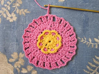 Mlle Abigail Hope poitrine Vintage Rose mamie ronde Crocheté Torchon (soubrette) Mlle Abigail Hope poitrine Vintage Rose mamie ronde Crocheté Torchon