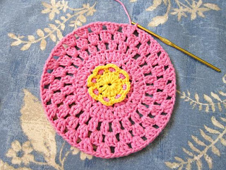 Mlle Abigail Hope poitrine Vintage Rose mamie ronde Crocheté Torchon