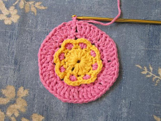 Mlle Abigail Hope poitrine Vintage Rose mamie ronde Crocheté Torchon