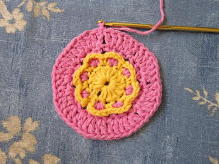 Mlle Abigail Hope poitrine Vintage Rose mamie ronde Crocheté Torchon (espoir) Mlle Abigail Hope poitrine Vintage Rose mamie ronde Crocheté Torchon