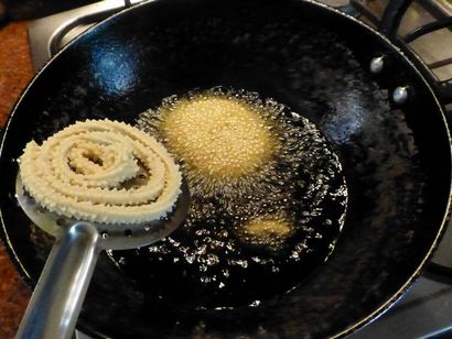 Murukku Savory und Crunchy Twists hergestellt aus Reismehl 6 Schritte (mit Bildern)