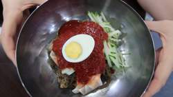 Naengmyeon - Kalte Nudeln - Essen Sie Ihre Kimchi