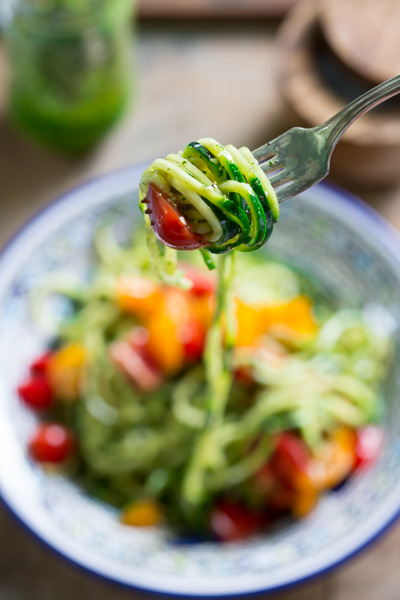 Non-cuire les nouilles de courgettes au pesto - Recettes santé saison