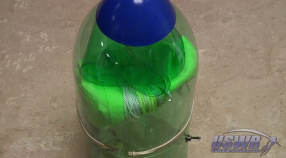 Bugkonus Parachute Deployment von einer Soda-Flasche, Gummiband, und Servo, hackaday