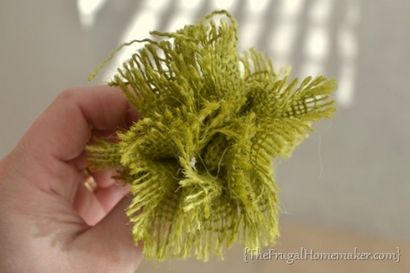 NO-coudre Jute Rosette Tutorial (tutoriel bricolage fleurs en tissu) - Le Frugal Homemaker