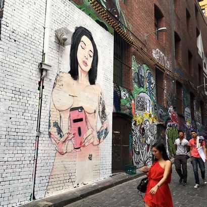 Nu street art par Lushsux censuré dans Hosier Lane par la ville de Melbourne
