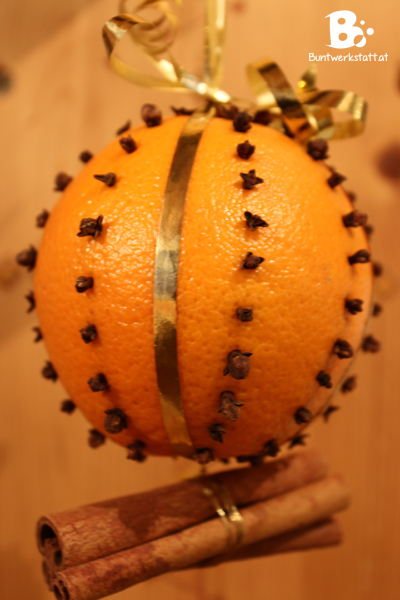 Oranges et clous de girofle Pomanders pour Noël, artisanat coloré