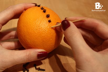 Orangen und Gewürznelken Pomanders für Weihnachten, buntes Handwerk