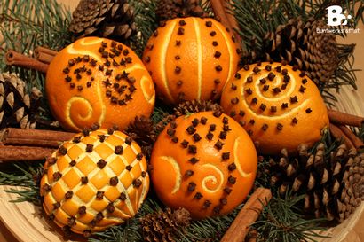 Orangen und Gewürznelken Pomanders für Weihnachten, buntes Handwerk
