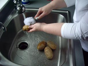 Ofenkartoffeln beginnen Kochen