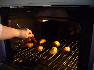 Ofenkartoffeln beginnen Kochen