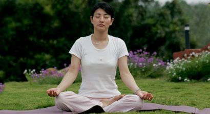 Padmasana, Position Lotus, Comment faire padmasana, Avantages de yoga, l'art de vivre mondial