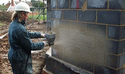 Peinture des murs en maçonnerie crépis et tyrolienne, jamais peindre à nouveau au Royaume-Uni