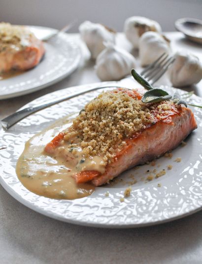 Pan-knuspriger Lachs mit Licht Dijon Creme und Knoblauch-Butter Paniermehl, How Sweet It Is