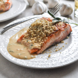 Pan-knuspriger Lachs mit Licht Dijon Creme und Knoblauch-Butter Paniermehl, How Sweet It Is