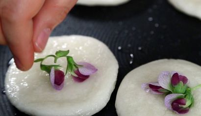 Gebratene süße Reiskuchen mit essbaren Blüten (Hwajeon) Rezept