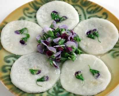 Gebratene süße Reiskuchen mit essbaren Blüten (Hwajeon) Rezept