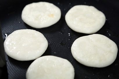 Gebratene süße Reiskuchen mit essbaren Blüten (Hwajeon) Rezept (Kuchen) Gebratene süße Reiskuchen mit essbaren Blüten (Hwajeon) Rezept