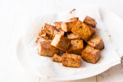 Gebratenes Tofu mit Teriyaki-Sauce