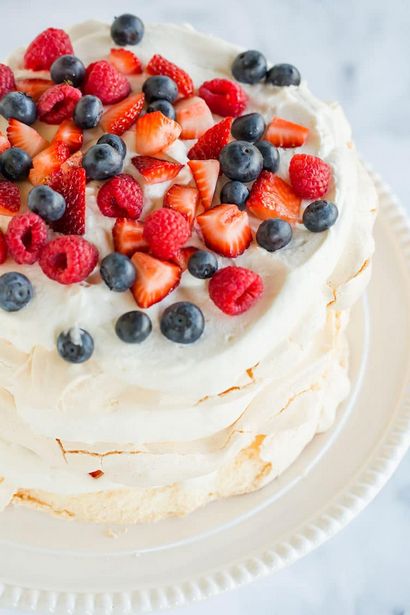 Pavlova Layer Cake à la crème fouettée - Baies, Brown Eyed Baker