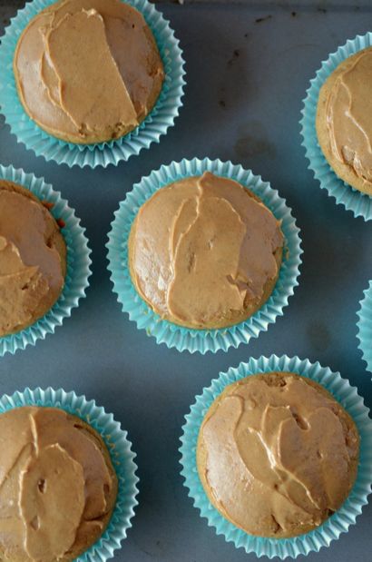 Petits gâteaux d'anniversaire au beurre d'arachide avec la banane crème au beurre Glaçage