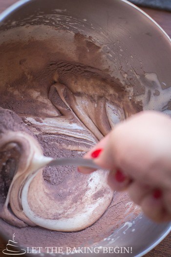 Gâteau éponge au chocolat parfait - Laissez le Baking Begin!