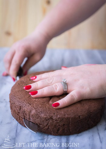 Gâteau éponge au chocolat parfait - Laissez le Baking Begin!