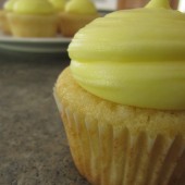 Petits gâteaux blanc parfait au citron Glaçage - cuit par Rachel