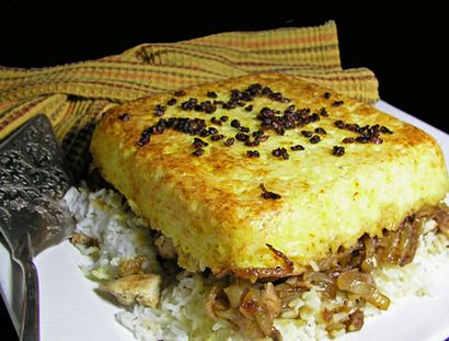 Persian geschichteter Huhn und Reis mit Joghurt Tachin Joojeh