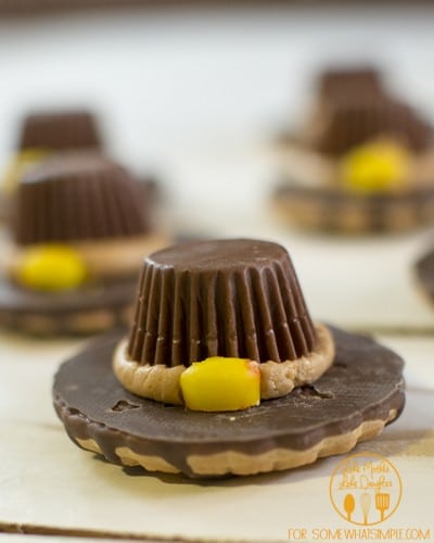 Pilgrim Hat Cookies - Une idée de Thanksgiving Fun Dessert par Un peu simple