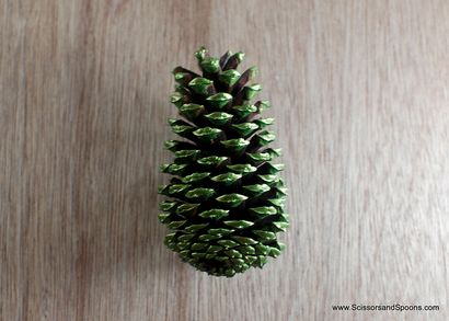 Pomme de pin Arbres de Noël, ciseaux et cuillères