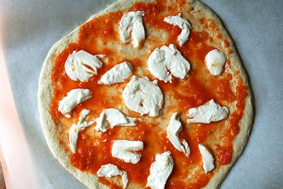 Pizza Margherita, hausgemachte Tomatensauce, hausgemachte Ricotta