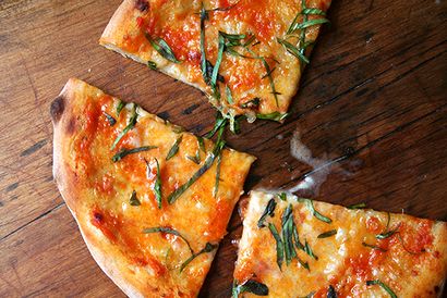 Pizza Margherita, hausgemachte Tomatensauce, hausgemachte Ricotta