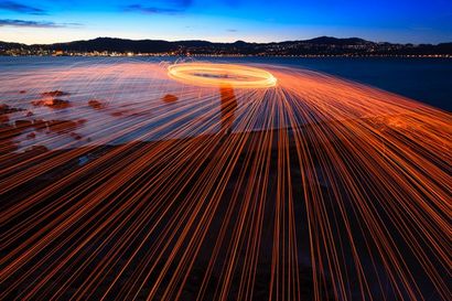 Jouer avec le filage de la laine d'acier Le feu dans le paysage