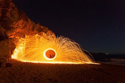 Jouer avec le filage de la laine d'acier Le feu dans le paysage