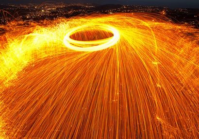 Jouer avec le filage de la laine d'acier Le feu dans le paysage