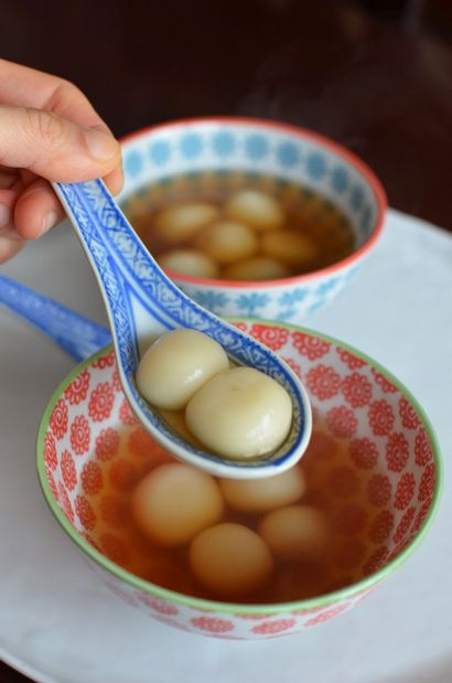 Jouer avec de la farine soupe dessert chinois avec des boules de riz gluant