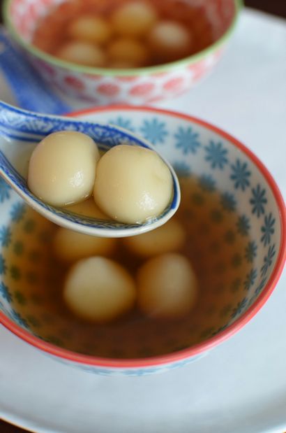 Jouer avec de la farine soupe dessert chinois avec des boules de riz gluant