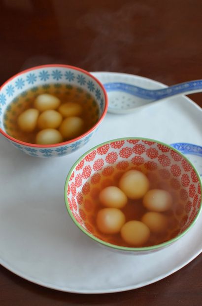 Jouer avec de la farine soupe dessert chinois avec des boules de riz gluant