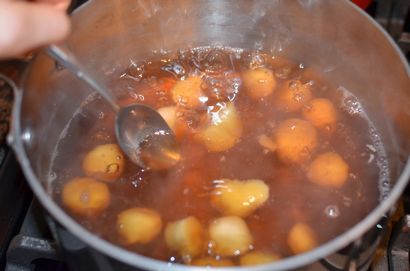 Jouer avec de la farine soupe dessert chinois avec des boules de riz gluant