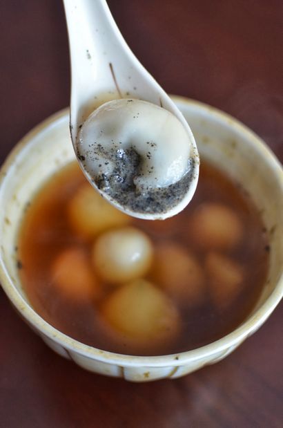 Jouer avec de la farine soupe dessert chinois avec des boules de riz gluant