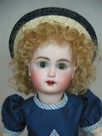 Moisissures et Fashions Porcelain Doll