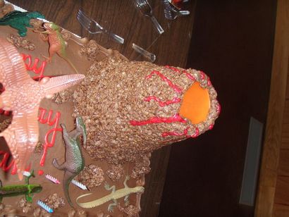 Assez facile volcan Éruption Gâteau d'anniversaire (avec de la glace sèche) 6 étapes (avec photos)