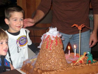 Assez facile volcan Éruption Gâteau d'anniversaire (avec de la glace sèche) 6 étapes (avec photos)