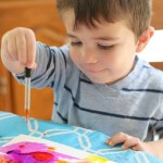 Art Process pour les enfants utilisant une pellicule plastique et la peinture aquarelle - Buggy et Buddy