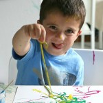 Art Process pour les enfants utilisant une pellicule plastique et la peinture aquarelle - Buggy et Buddy