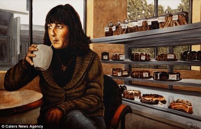 Mettre le TEA en art artiste Swaps peinture pour les boissons chaudes pour créer des portraits complexes, Daily Mail