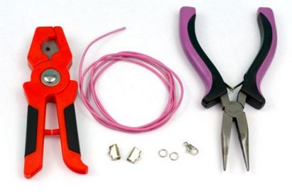 Setzen Sie Ihren Namen auf It Easy DIY-Leder-Armband - Happy Hour Projekte