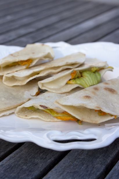 Quesadillas de Flor de Calabaza (Squash Blossom quesadillas) Vidéo - muy bueno livre de recettes (calabaza) Quesadillas de Flor de Calabaza (Squash Blossom quesadillas) Vidéo - muy bueno livre de recettes