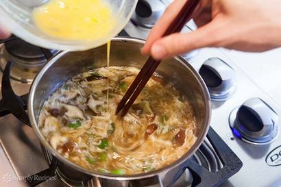 Schnelles und einfaches Ei Tropfen Suppe Rezept